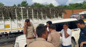 बहराइच में दिनदहाड़े चेन स्नैचिंग: ई-रिक्शा से जा रही महिला का मंगलसूत्र छीनकर भागे बाइक सवार बदमाश, CCTV में कैद हुई वारदात