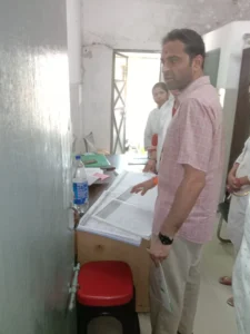 बरहज CHC में डीएम का औचक निरीक्षण, 10 स्वास्थ्यकर्मी मिले अनुपस्थित; एक दिन का वेतन रोकने के निर्देश