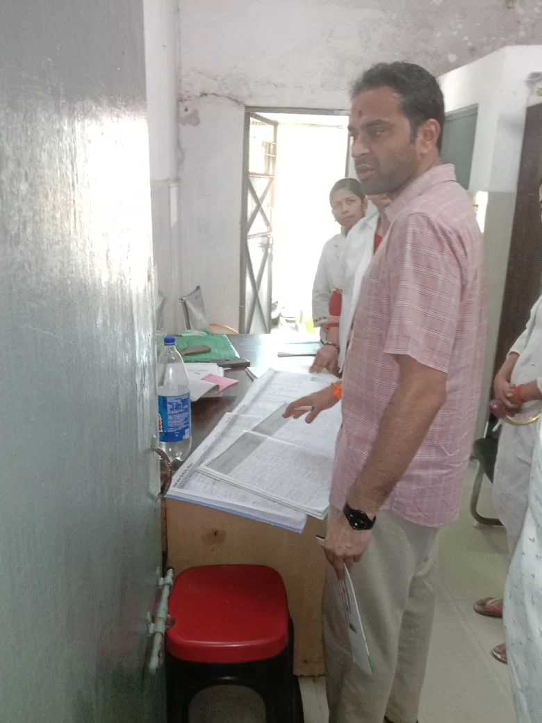 बरहज CHC में डीएम का औचक निरीक्षण, 10 स्वास्थ्यकर्मी मिले अनुपस्थित; एक दिन का वेतन रोकने के निर्देश