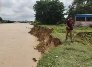 रोहिन नदी के कटान से तटबंध पर मंडराया खतरा, ग्रामीणों की बढ़ी धड़कन