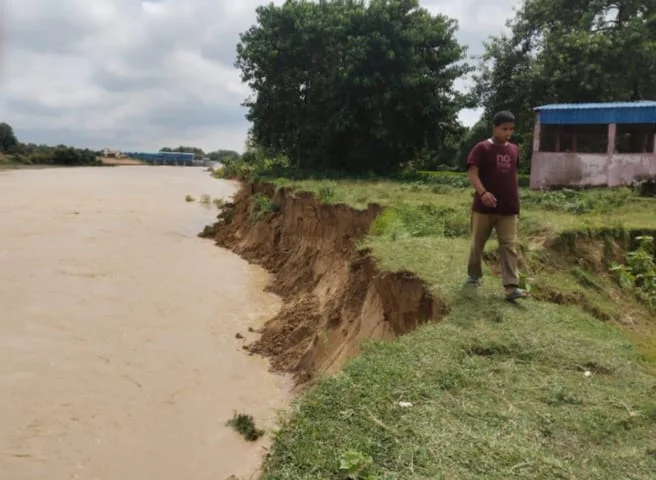 रोहिन नदी के कटान से तटबंध पर मंडराया खतरा, ग्रामीणों की बढ़ी धड़कन