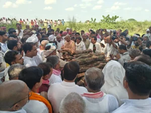 राष्ट्रीय ध्वज और सपा के झंडे के साथ रामगोविंद चौधरी को अंतिम सलामी