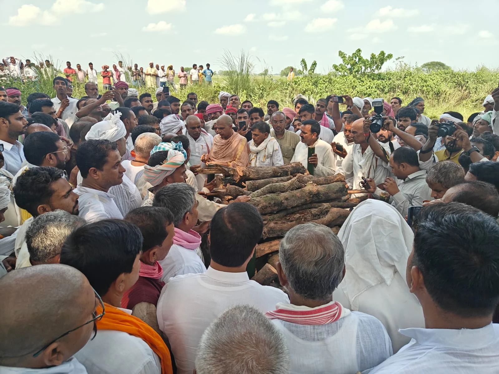 राष्ट्रीय ध्वज और सपा के झंडे के साथ रामगोविंद चौधरी को अंतिम सलामी