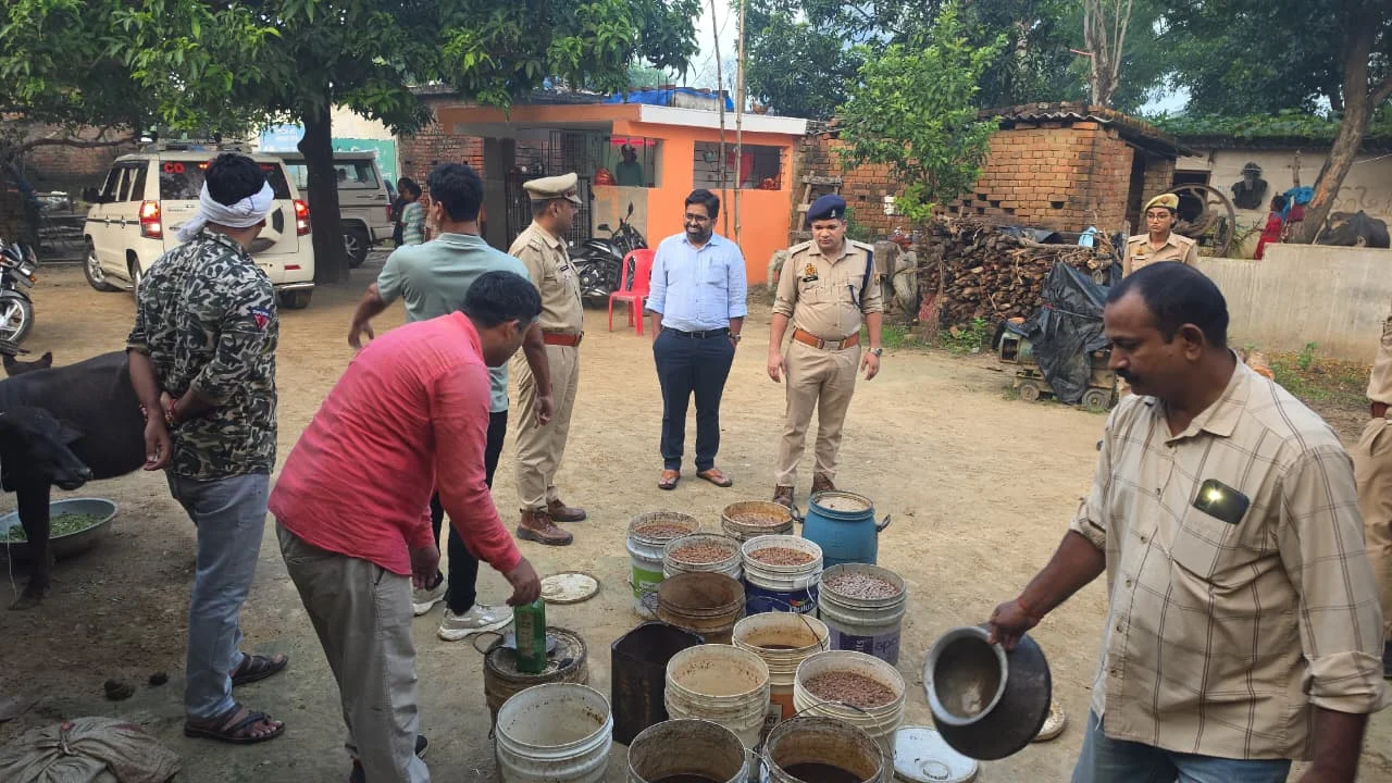 64 ठिकानों पर पुलिस का एक साथ धावा, 17 क्विंटल लहन और 770 लीटर कच्ची शराब नष्ट
