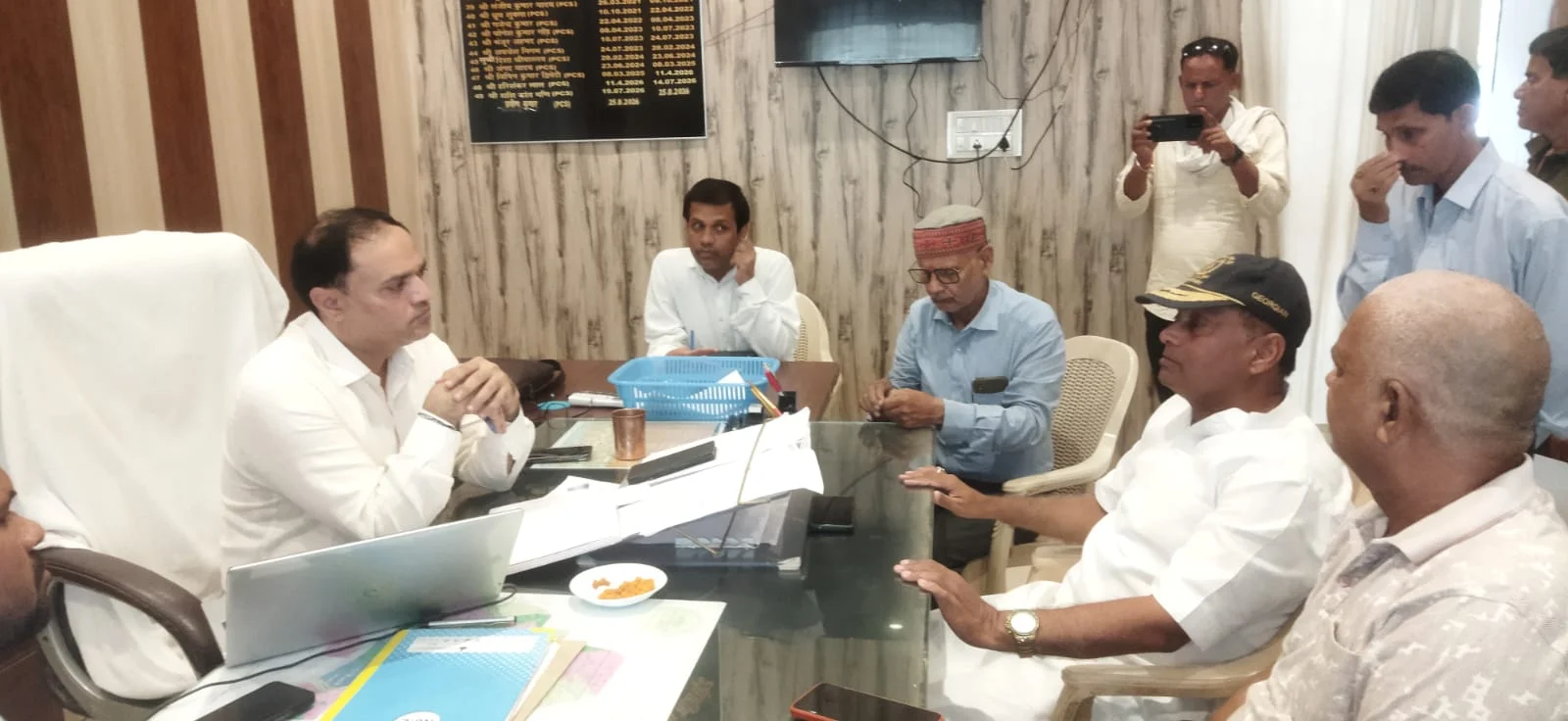 बाढ़ प्रभावित क्षेत्रों के पीड़ितों के लिए राहत सामग्री एवं स्वास्थ्य तथा सुरक्षा की मांग की