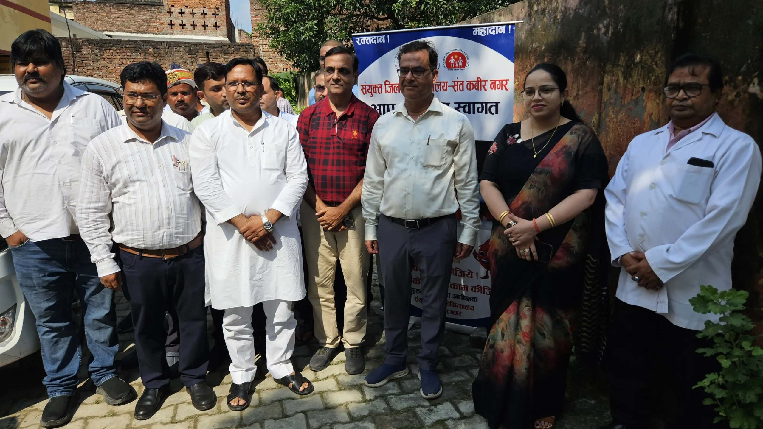 राष्ट्रीय स्वैच्छिक रक्तदान दिवस पर ब्लड बैंक पहुंची डीएम, 30वीं बार रक्तदान करने वाले बंशबहादुर सिंह की सराहना