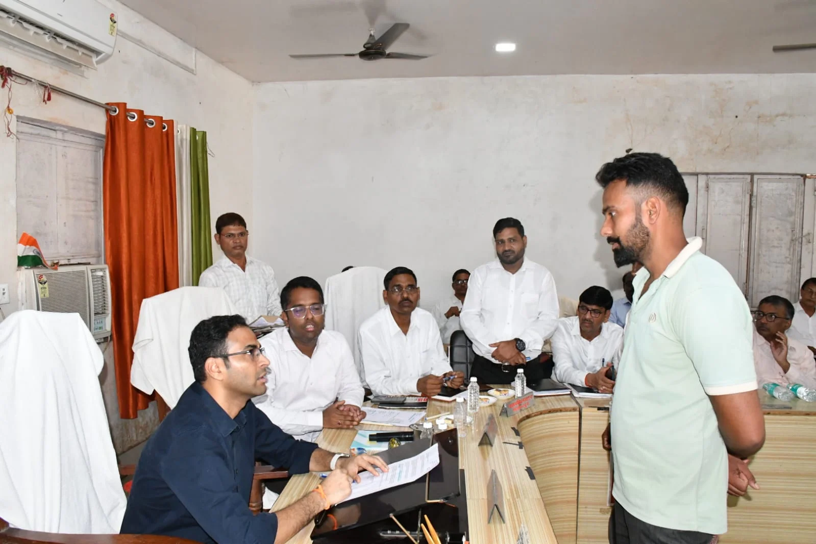 संपूर्ण समाधान दिवस में डीएम ने सुनीं फरियाद, 15 मामलों का मौके पर निस्तारण