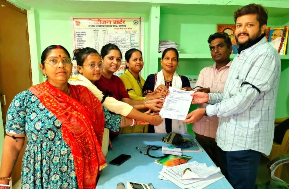 दूसरे दिन भी काला फीता बांधकर डटे रहे एनएचएम संविदा कर्मी
