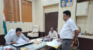 मरीजों को अनावश्यक रेफर न करें, अस्पतालों में ही बेहतर इलाज सुनिश्चित करें: डीएम