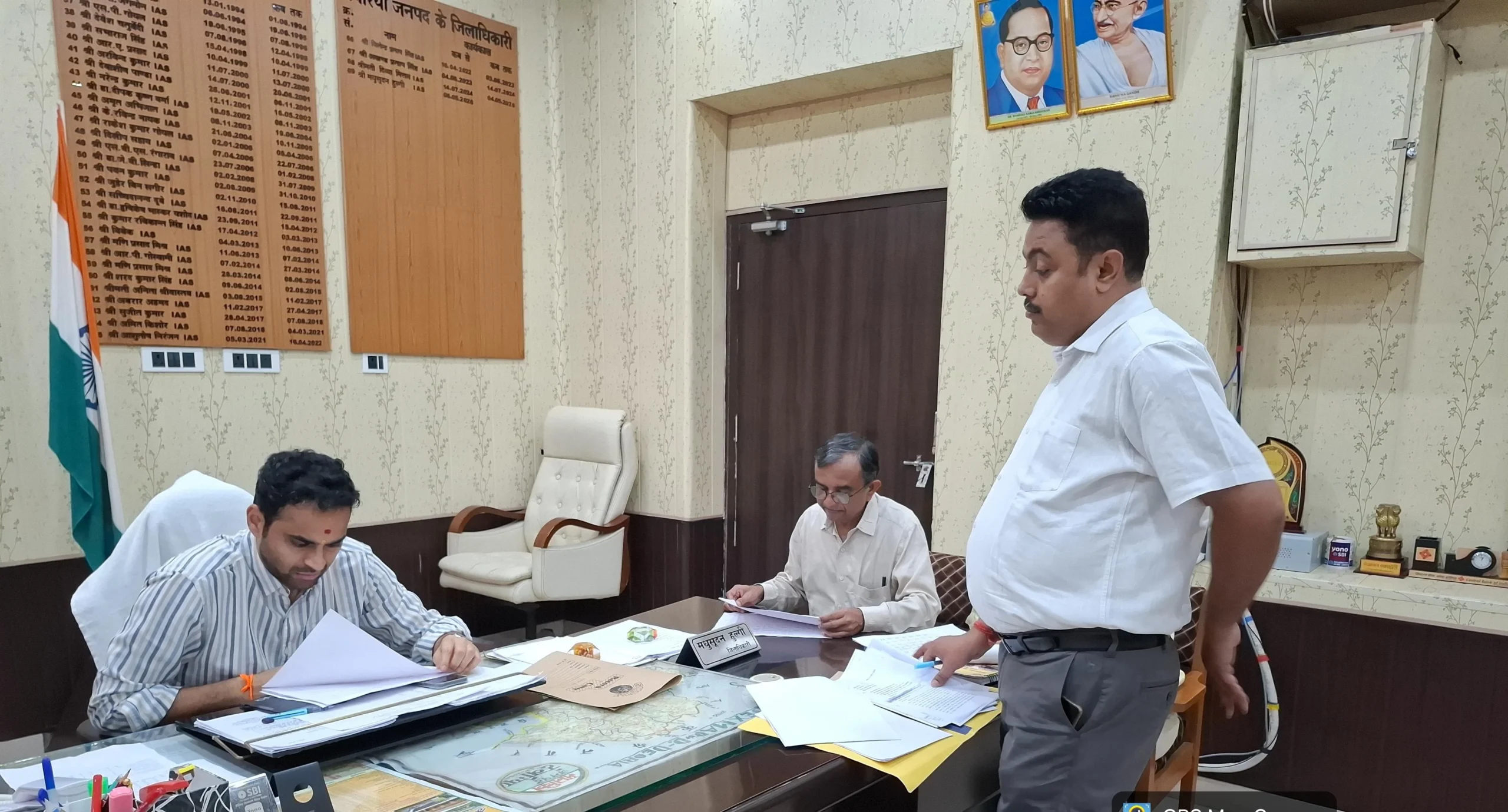 मरीजों को अनावश्यक रेफर न करें, अस्पतालों में ही बेहतर इलाज सुनिश्चित करें: डीएम