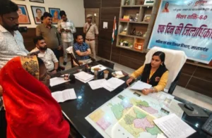 डीएम की कुर्सी पर बैठीं प्रिया, फरियादियों की सुनीं समस्याएं
