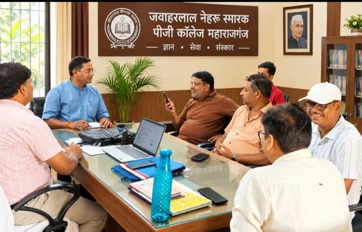शिक्षकों के बीच पहुंचे सदर विधायक, ध्रुव त्रिपाठी के लिए मांगा समर्थन