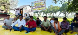 बेलौना मोड़ पर धरने पर बैठे ग्रामीण, जर्जर तार बदलने और विद्युत व्यवस्था दुरुस्त कराने की मांग